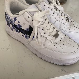 White Nike Air Force 1 blue flowers